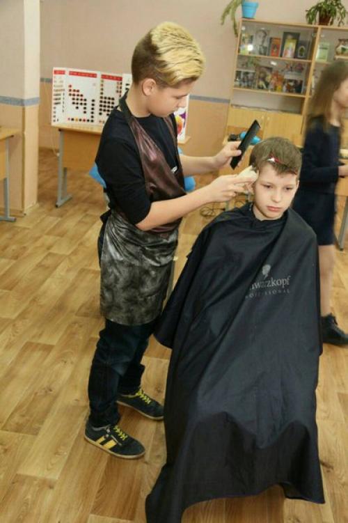 18 марта в рамках шестого школьного дня в 6 А классе прошел мастер-класс искусство быть красивым. 06