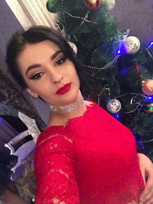 Модели на БРОВИ и мейк нужны. 04