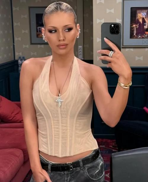 28-Летняя певица Люся чеботина устроила необычную фотосессию в интерьере, напоминающем студию шоу вечерний ургант.  