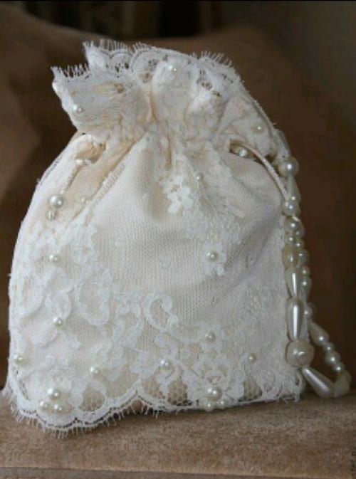 Свадебные сумочки? Сумочка невесты - сложный аксессуар, необходимость которого по сей день обсуждается на свадебных форумах. 05 Свадебные сумочки? Сумочка невесты - сложный аксессуар, необходимость которого по сей день обсуждается на свадебных форумах. 05
