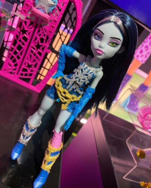 В интернет недавно всплыли фотографии новых монстряшек с выставки Toyfair в Нью-йорке. 02