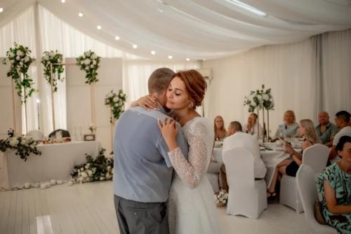 Невеста должна быть уверена, что ее прическа и макияж будет держаться весь день. 01