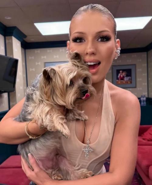 28-Летняя певица увлекательную фотосессию провела. 02