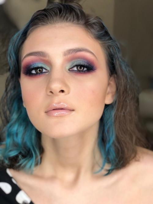 Год назад я решила отойти от макияжа, и направить все свои творческие силы на прически и окрашивания, работать , внимание, только с волосами. 01