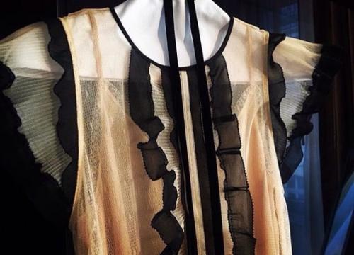 Сегодня Мартина стоессель как всегда появилась в платье любимого бренда Red Valentino, которое было сшито на заказ. 01