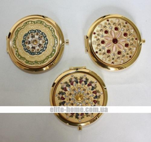 Карманное зеркальце - это незаменимая вещь в косметичке современной девушки. 04