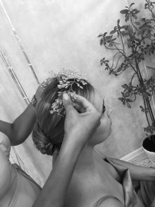 Каждая девушка мечтает о белом платье, о красивой прическе, макияже, чтобы в этот день все было на высоте. 01