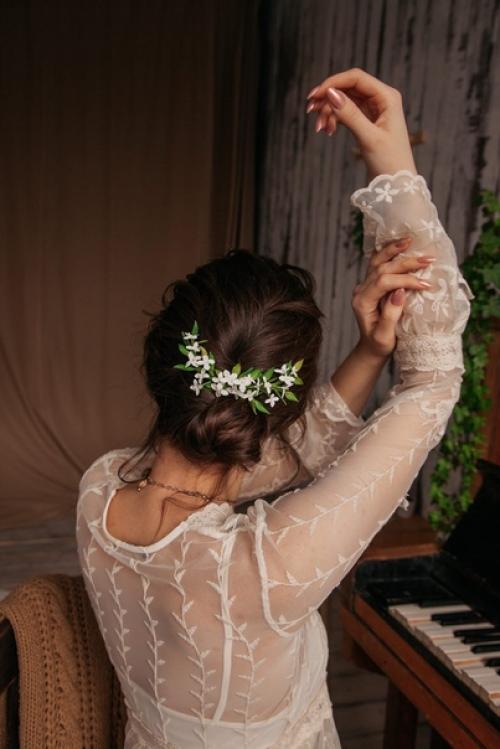 Веточка в причёску - самое востребованное украшение невест во всем мире. 04