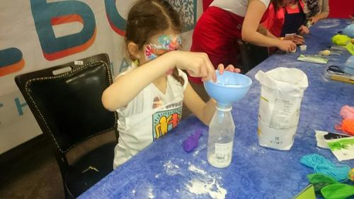 Сейчас на танцевальном марафоне проходит множество мастер-классов: мехенди, эбру. 02