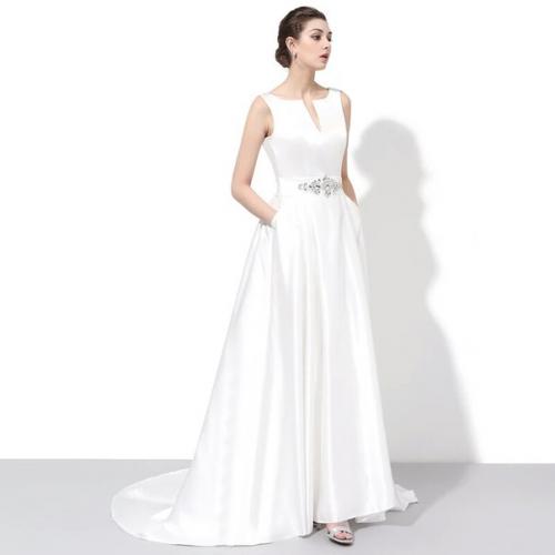 Девочки как думаете под такое свадебное платье какая фата подойдёт и причёска? 01