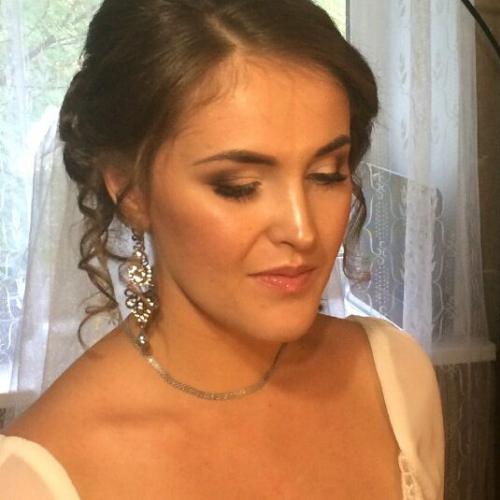 Девушки - красавицы!  Выпускные уже близко, пора задуматься о поиске стилиста на этот важный для вас день. 03