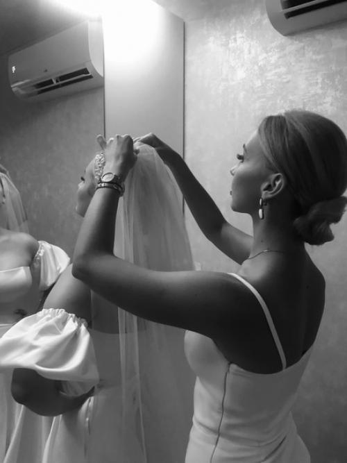 Каждая девушка мечтает о белом платье, о красивой прическе, макияже, чтобы в этот день все было на высоте. 03