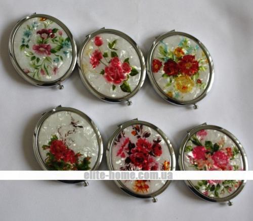 Карманное зеркальце - это незаменимая вещь в косметичке современной девушки. 01