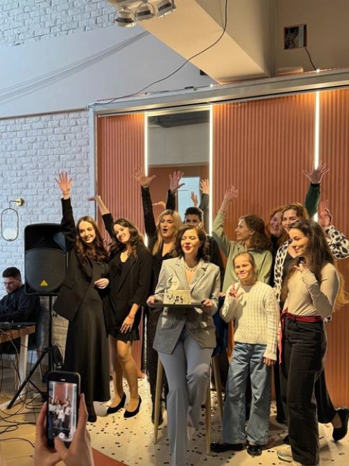 Вот и прошел отчётный концерт вокальный студии Sound/you, где я с удовольствием занимаюсь уже 2 месяца. 01