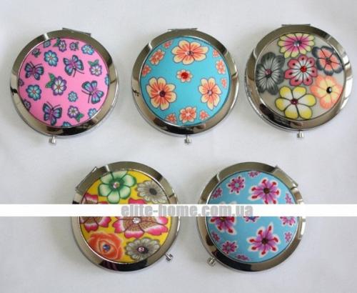 Карманное зеркальце - это незаменимая вещь в косметичке современной девушки. 05