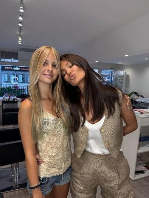 Дочь Бони, Анджелина, расплакалась во время фотосессии из-за своей прически и макияжа. 01