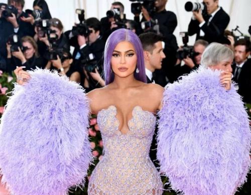 Обсудим выход звезд на балу, а именно, прически, корни и укладки, который посвящен экстравагантности и дерзкой красоте. 04 Обсудим выход звезд на балу, а именно, прически, корни и укладки, который посвящен экстравагантности и дерзкой красоте. 04