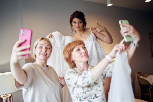 Приехала в отель делать макияж невесте. 03