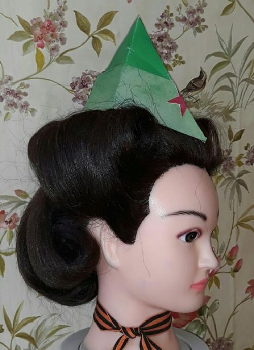 Причёски 40-х годов носили романтичный характер: в них было много женственных локонов, проборов и начёсов. 02