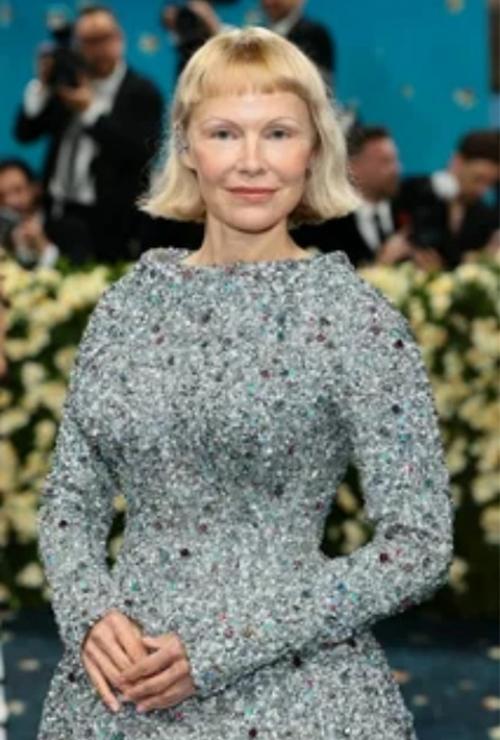 Обсудим выход звезд на балу, а именно, прически, корни и укладки, который посвящен экстравагантности и дерзкой красоте. 03 Обсудим выход звезд на балу, а именно, прически, корни и укладки, который посвящен экстравагантности и дерзкой красоте. 03