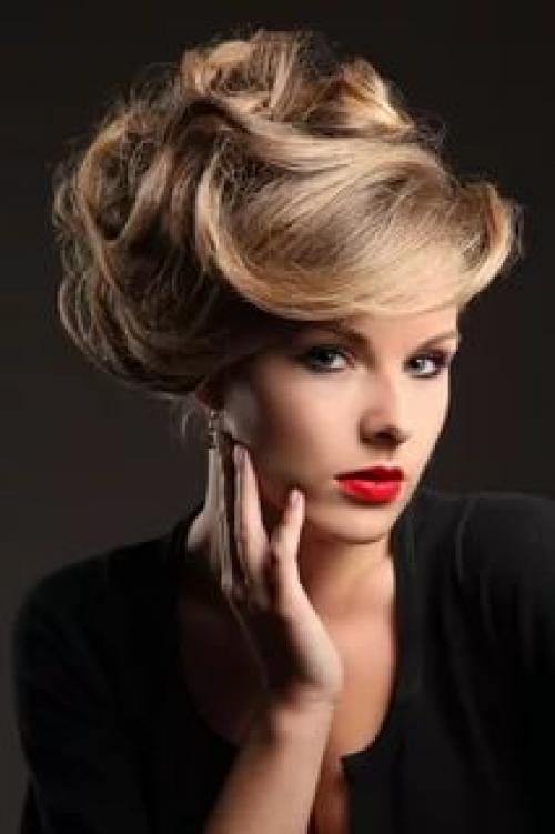 В просторном зале столпились люди. 03 В просторном зале столпились люди. 03