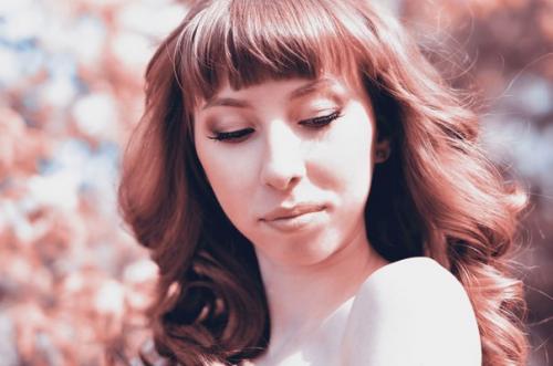 Полным ходом идут съемки с цветущей яблоней? 01