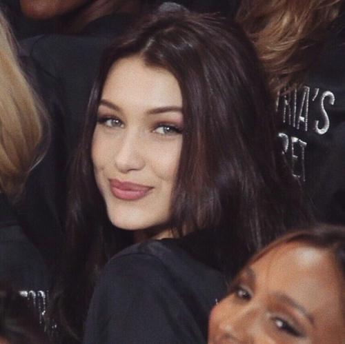 Белла хадид такая идеальная и красивая, моя любимая модель. 04