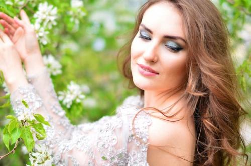 Полным ходом идут съемки с цветущей яблоней? 05