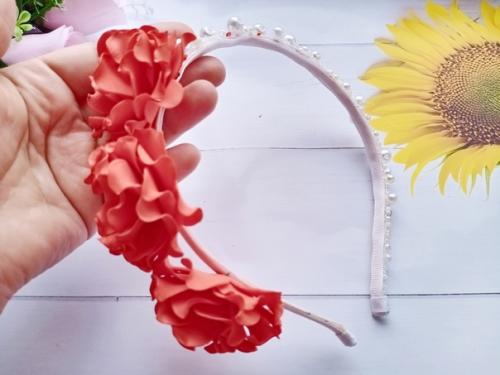 Когда куплено то Самое платье, можно уже позаботится и о других важных моментах: маникюре, макияже и конечно же о прическе. 02