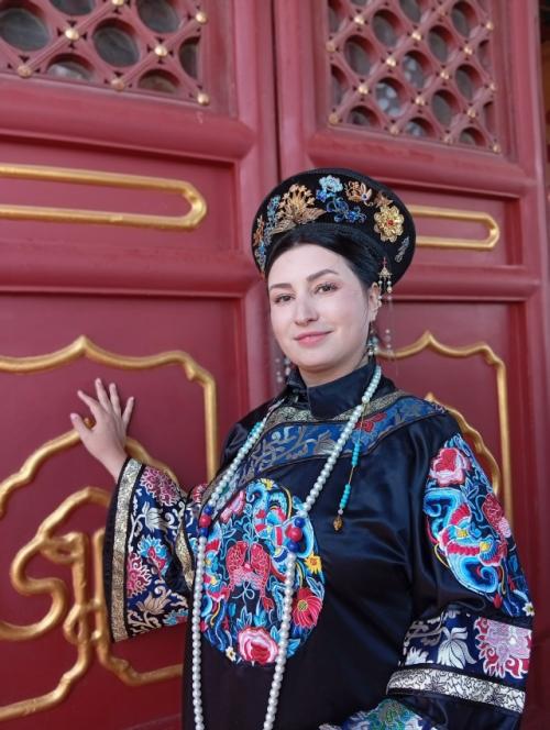 В праздничные дни молодежь Китая любит наряжаться в национальные костюмы. 08