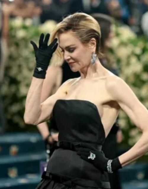 Обсудим выход звезд на балу, а именно, прически, корни и укладки, который посвящен экстравагантности и дерзкой красоте. 01 Обсудим выход звезд на балу, а именно, прически, корни и укладки, который посвящен экстравагантности и дерзкой красоте. 01