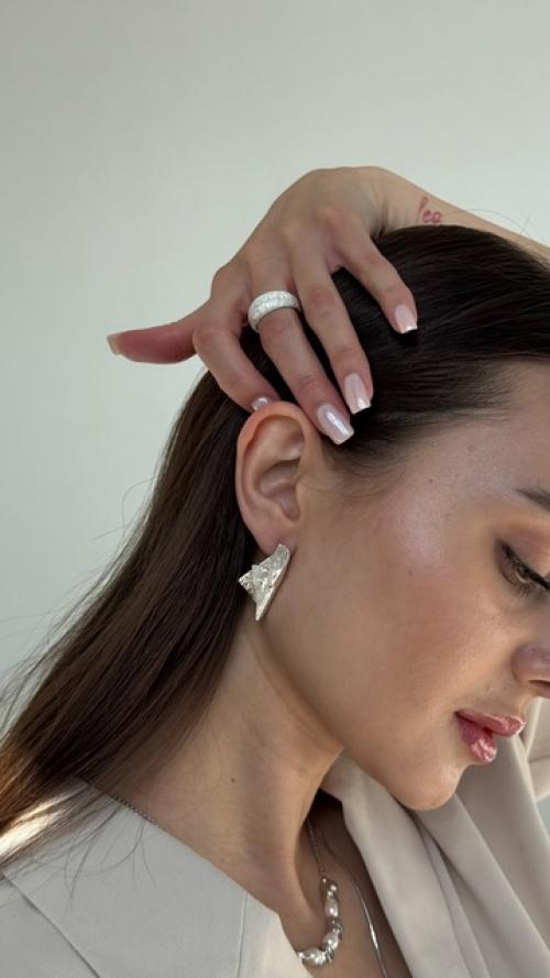 Нам, девушкам, безумно повезло, что мы можем влиять на свое внутреннее состояние через внешний вид. 01