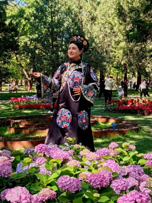 В праздничные дни молодежь Китая любит наряжаться в национальные костюмы.  