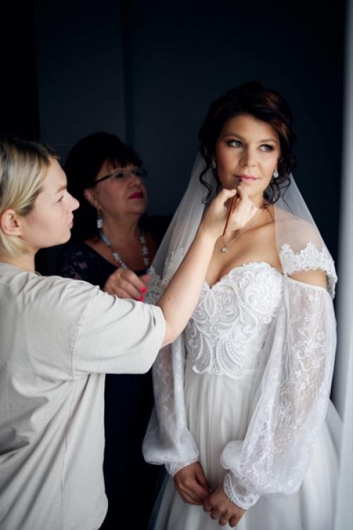 Приехала в отель делать макияж невесте. 02