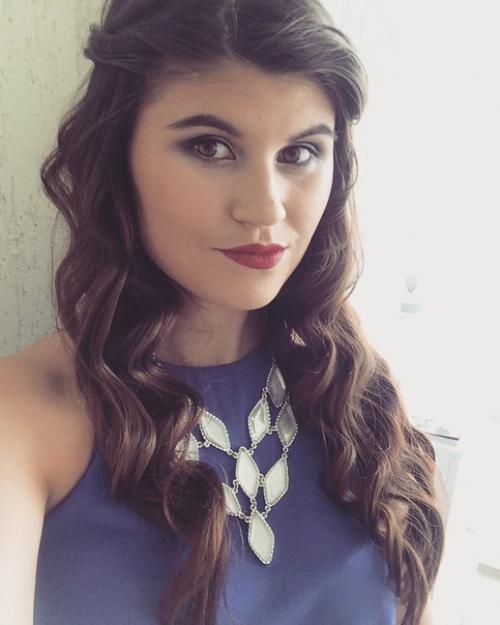 А у меня появился личный визажист, это так круто приходить на работу и тебя собирают ещё к ней? 02