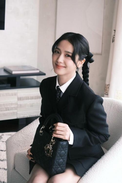 230624: какой стиль джису среди шоу Dior вам больше всего нравится? 01