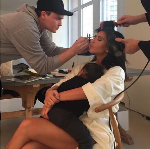 Звездный тренд - кормление в гримерке. 01 Звездный тренд - кормление в гримерке. 01