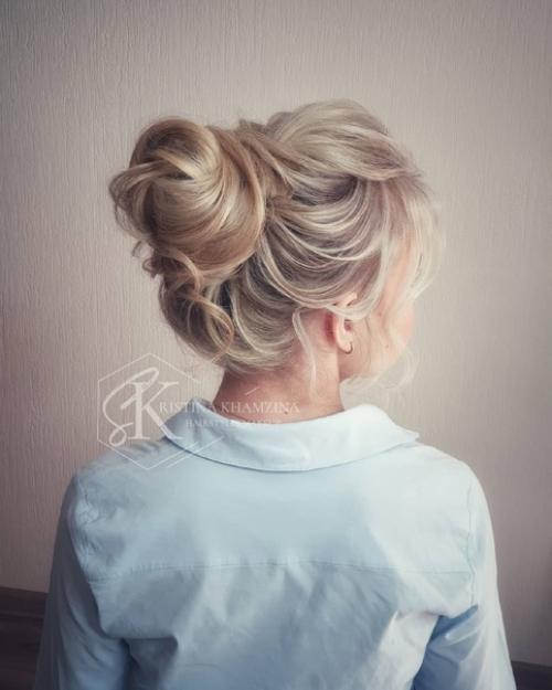 Актуально всегда.  Здорово, что сейчас актуальные образы это - естественность в макияже и легкость в причёске. 01