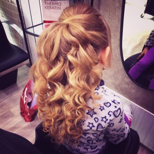 Я мастером по макияжу и причёскам являюсь! 02