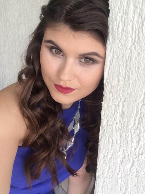 А у меня появился личный визажист, это так круто приходить на работу и тебя собирают ещё к ней? 01