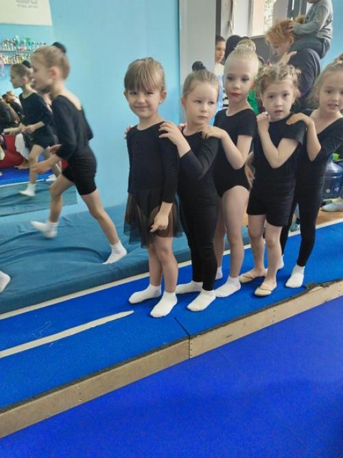 Первые соревнования.  Мамина хитрюшка уже медальницу как у Мамы попросила. 07