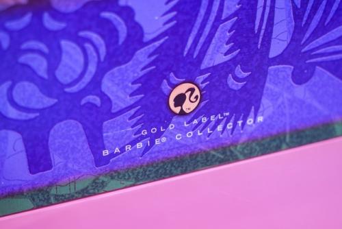 В 2008 году под золотым лейблом компанией Mattel была выпущена очень яркая и претенциозная кукла - Barbie The Scarlet Macaw. 03