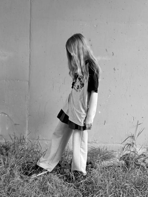 Гранж- это стиль в одежде, основанный на отрицании гламура и общепринятых стандартов моды. 01