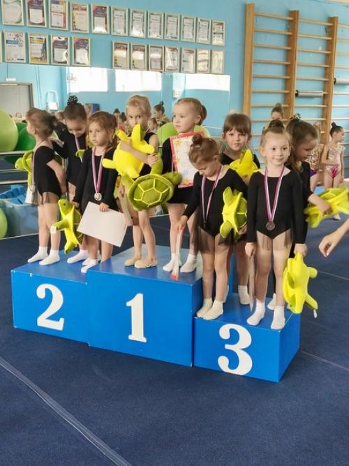 Первые соревнования.  Мамина хитрюшка уже медальницу как у Мамы попросила. 02