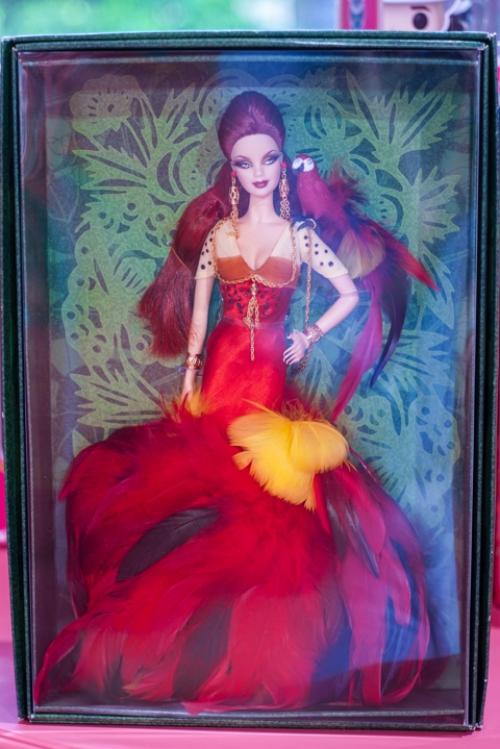 В 2008 году под золотым лейблом компанией Mattel была выпущена очень яркая и претенциозная кукла - Barbie The Scarlet Macaw. 01