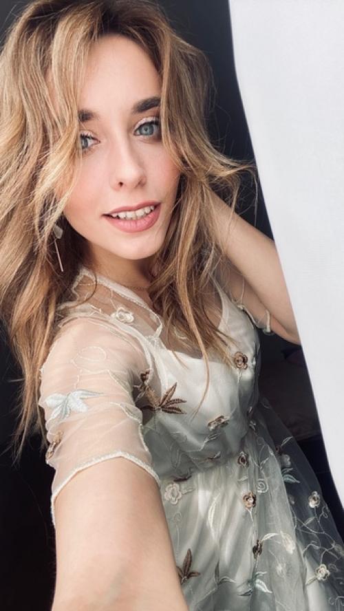 Давно не делала сама себе макияж а с укладкой волос у меня вообще проблема: я иногда даже обычный хвост аккуратно себе собрать не могу! 01