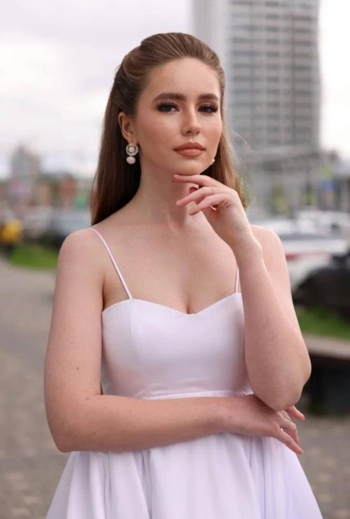 Мы создаем стильные образы для вас под ключ - от выбора свадебного платья до прически и макияжа. 02