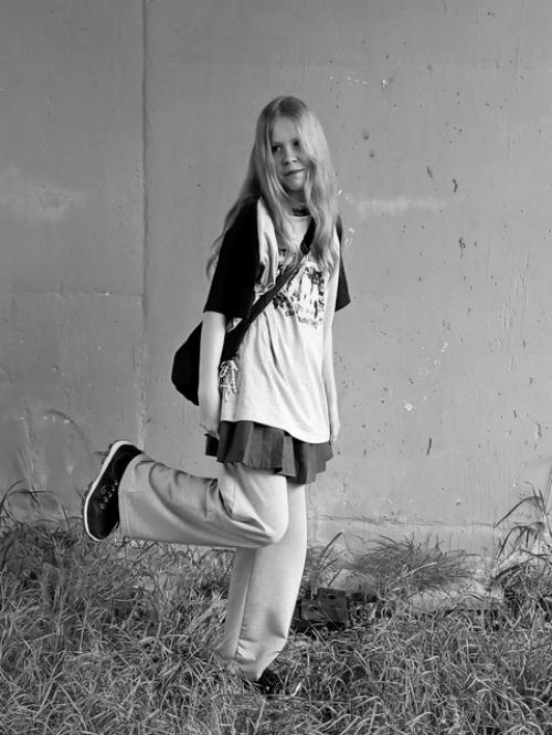 Гранж- это стиль в одежде, основанный на отрицании гламура и общепринятых стандартов моды. 02