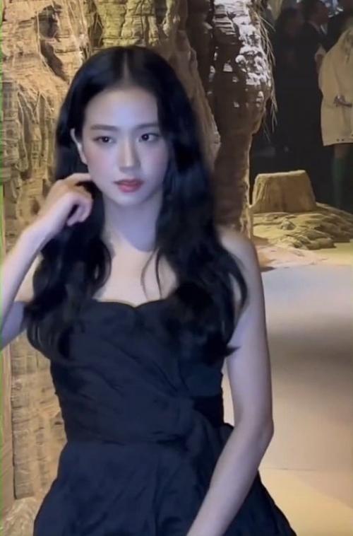 230624: какой стиль джису среди шоу Dior вам больше всего нравится? 03