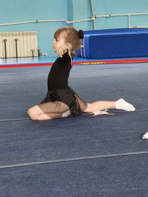 Первые соревнования.  Мамина хитрюшка уже медальницу как у Мамы попросила. 04